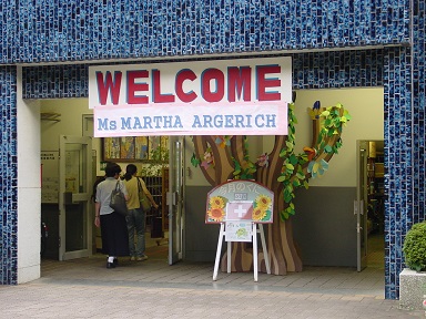 marthas-visit-elementary-school-2002_s